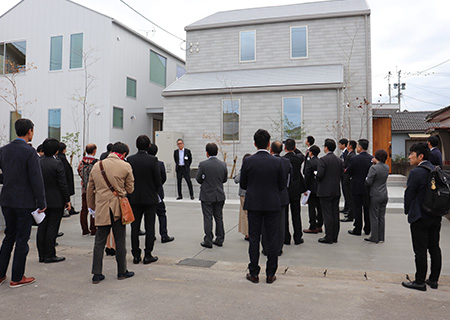 写真:日差しの差し込むリビングの写真